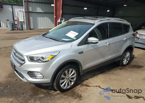 2017 Ford Escape Titanium z USA, uszkodzony, nr VIN 1FMCU9JDXHUD70895